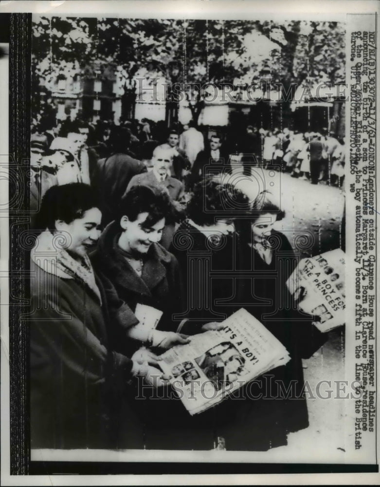 1961 Press Photo London Residents Read David Linley Birth Newspaper Headline - Historic Images