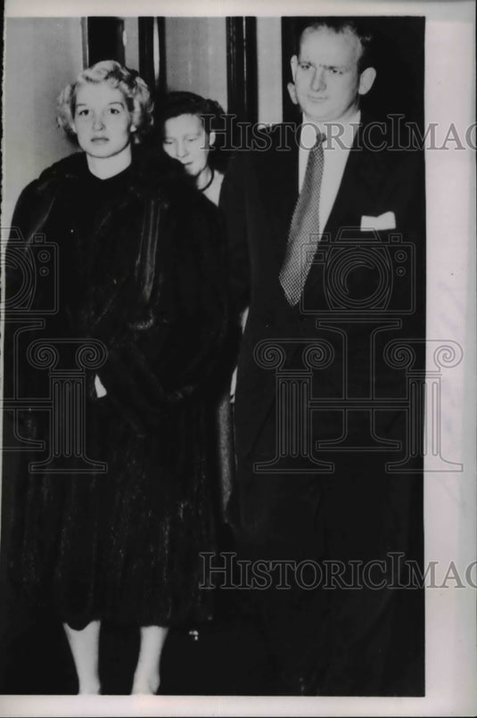 1953 Press Photo Mrs Diane Wells & Atty Wallace Aiken leave Commissioner office - Historic Images
