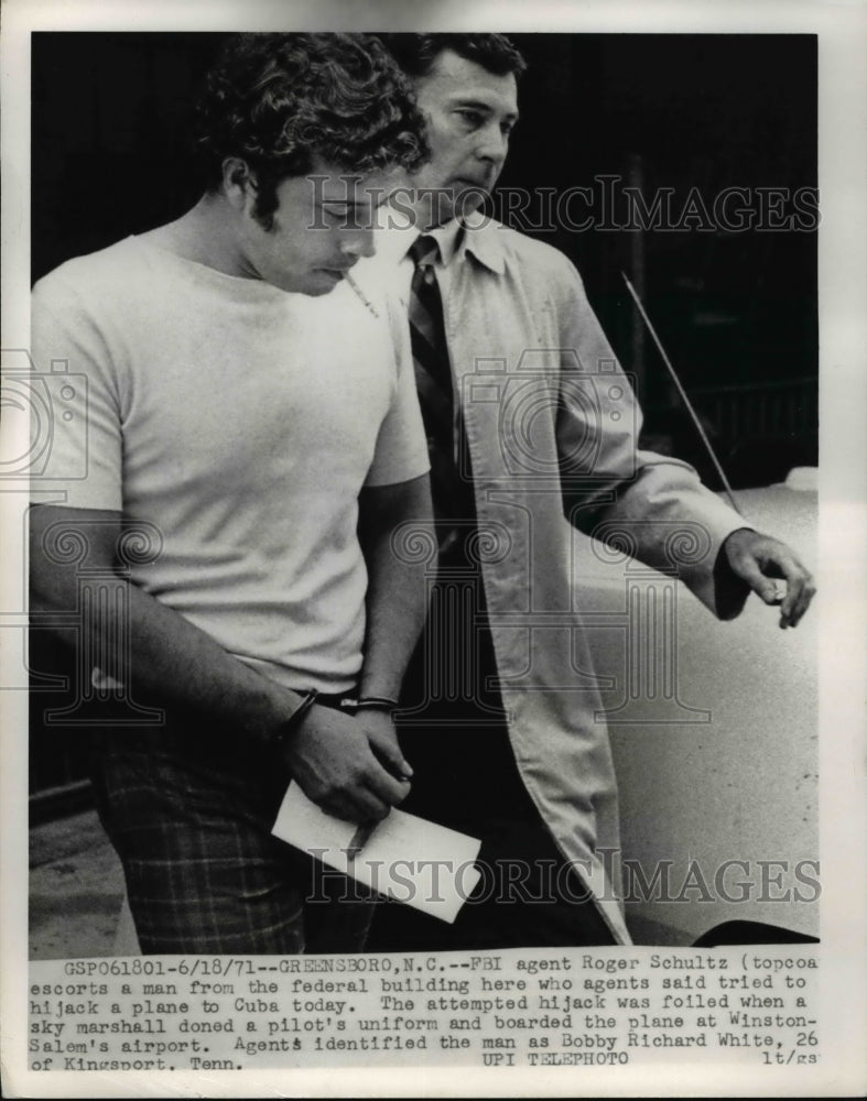 1971 Press Photo FBI agent Roger Schultz &amp; man who attempted to hijack a plane - Historic Images