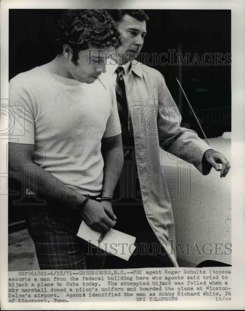 1971 Press Photo FBI agent Roger Schultz & man who attempted to hijack a plane - Historic Images