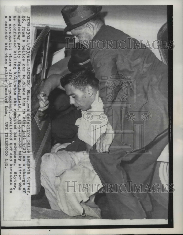 1962 Press Photo Jackson Miss A detective pulls Kenneth Slyter from a police car - Historic Images