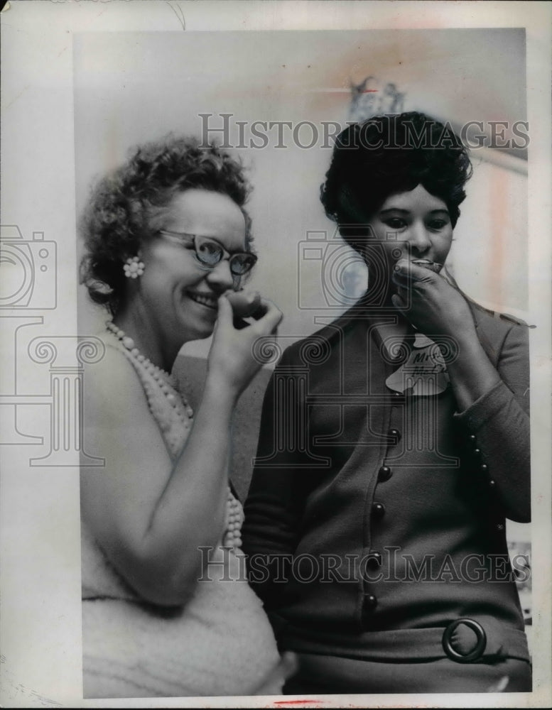 1969 Press Photo Mrs Silla McCurry, Woodbridge School and Mrs Elizabeth - Historic Images