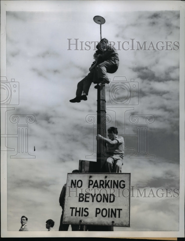 1958 Press Photo Portsmouth England kids on pole to welcome Polar explorers - Historic Images