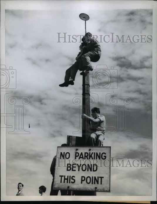 1958 Press Photo Portsmouth England kids on pole to welcome Polar explorers - Historic Images