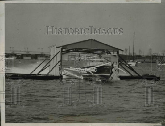 1936 Press Photo Dr. C.C. McWilliams tries new stunt at Carnival of the Lakes. - Historic Images