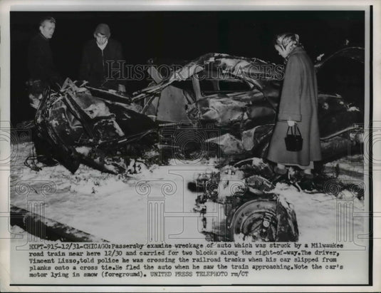 1955 Press Photo Passersby Inspect Car Accident Wreckage, Vincent Lizzo Chicago - Historic Images