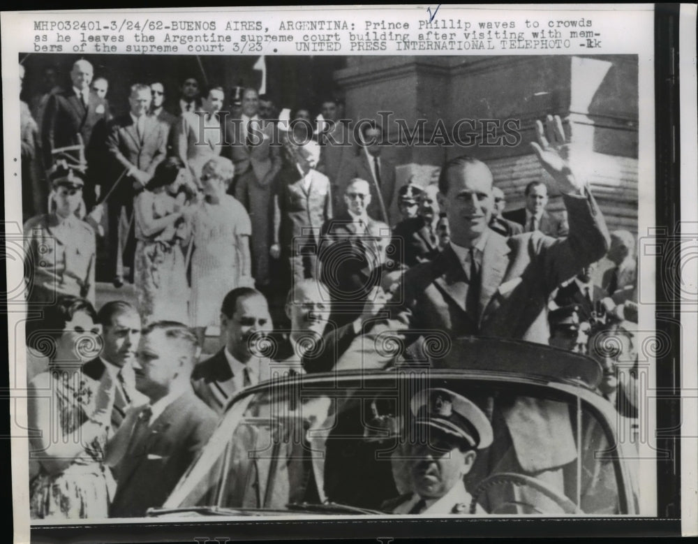 1962 Press Photo Buenos Aires Prince Phillip waves to crowds as he leaves the - Historic Images