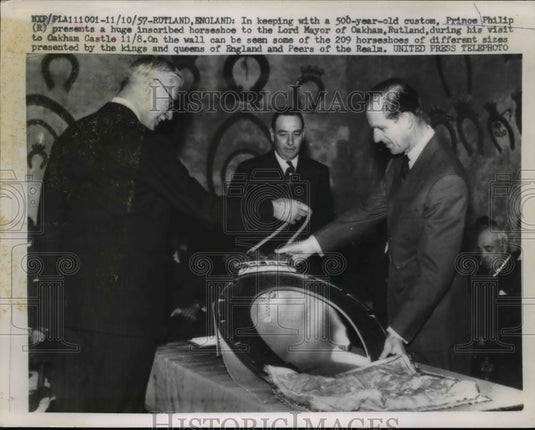 1957 Press Photo Rutland England in keeping with 500 yr old custom Prince - Historic Images