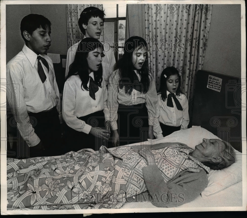 1973 Press Photo Children sing for Curtis Nursing Home patient Elizabeth Neese - Historic Images