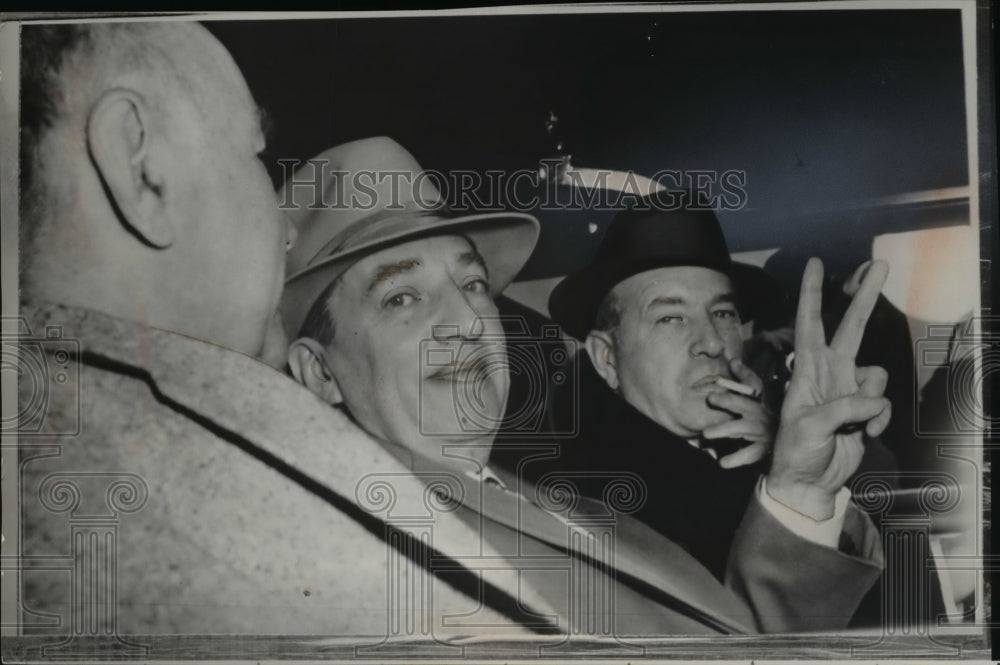 1956 Press Photo Camilo Leyra makes V sign as he leaves Sing Sing Prison - Historic Images