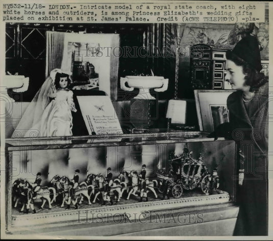 1947 Press Photo London Display of Princess Elizabeth's wedding gifts - Historic Images