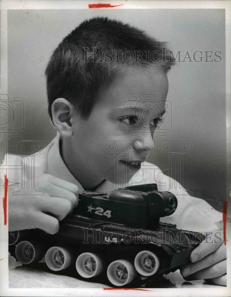 1968 Press Photo James Paul Polander &amp; his toy in Cleveland Ohio - Historic Images