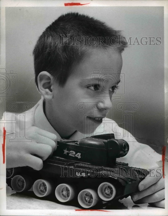 1968 Press Photo James Paul Polander & his toy in Cleveland Ohio - Historic Images