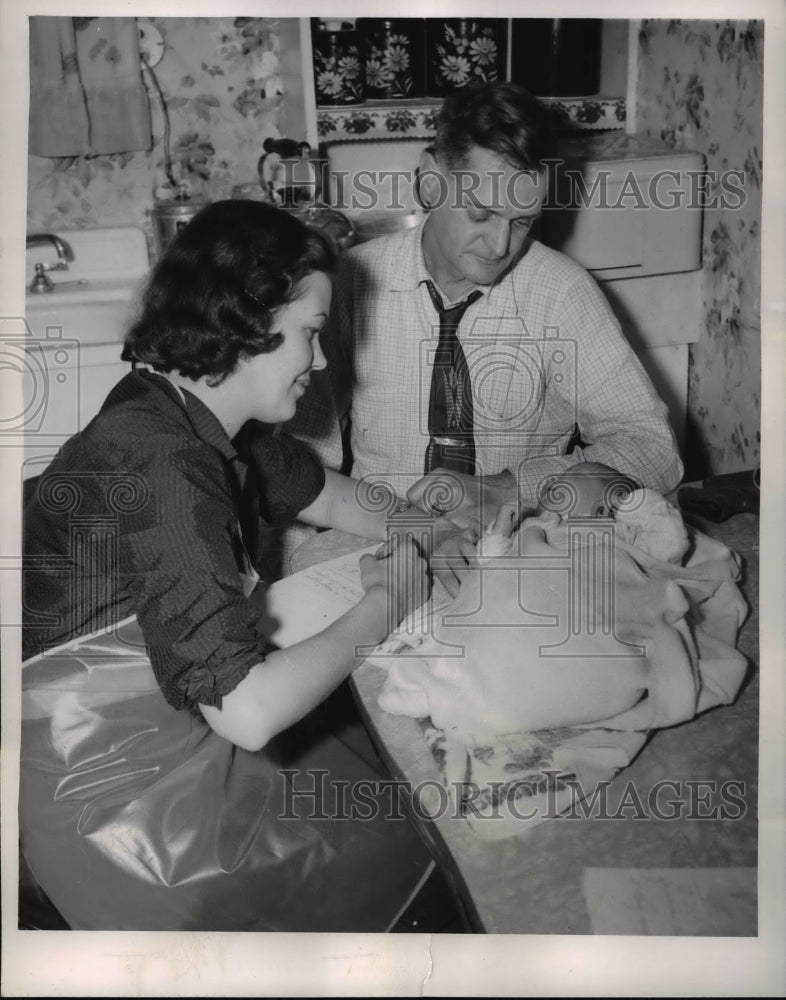 1955 Press Photo Harold Hathaway, blind and deaf of Stow Ohio with Nurse Marilyn - Historic Images