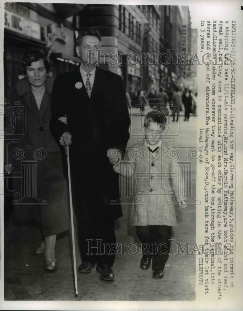 1960 Press Photo Cleveland Ohio Leading the way Clarence Hathaway5, guides - Historic Images