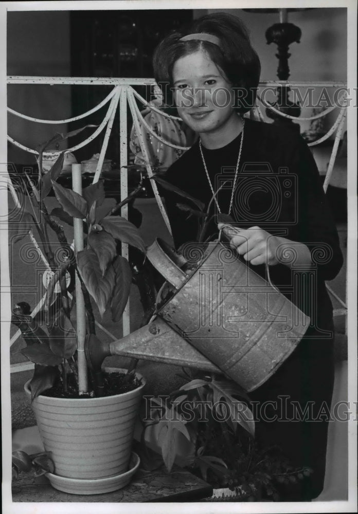 1956 Press Photo Greta Weider  gardner - Historic Images