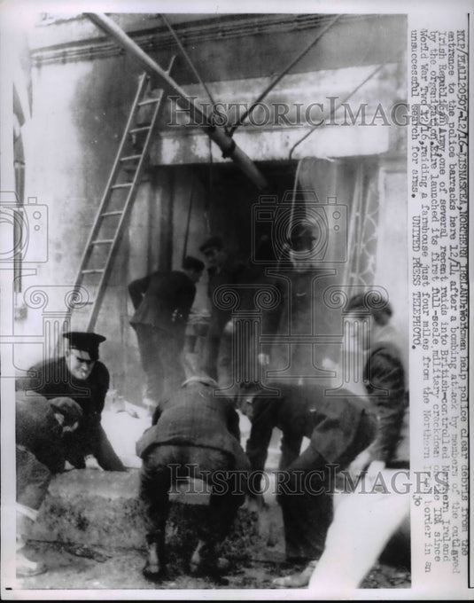 1956 Press Photo Lisnaskea, Northern Ireland workmen help police clear debris - Historic Images
