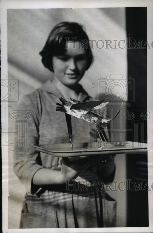 1955 Press Photo Berlin Germany Food can art & girl artist - Historic Images