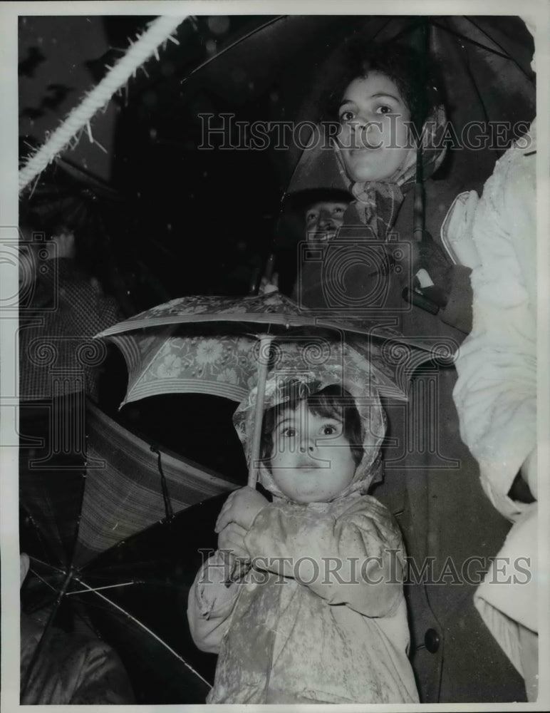 1961 Press Photo London England young girl under two umbrellas in rain - Historic Images