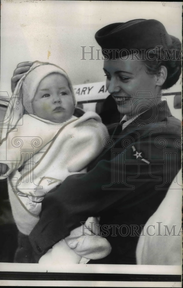 1956 Press Photo WAF with Tiny Hungarian Refugee at McGuire Air Force Base - Historic Images