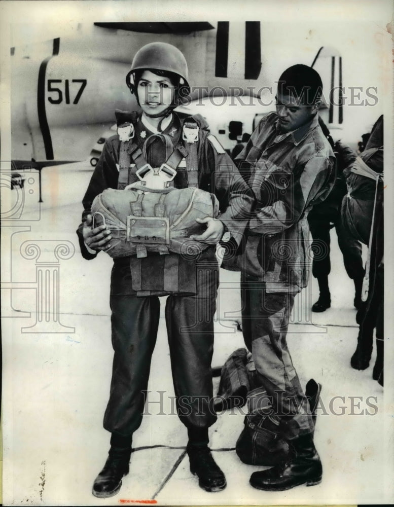 1966 Press Photo Lima Peru  Army nurse in a parachute jump course - Historic Images