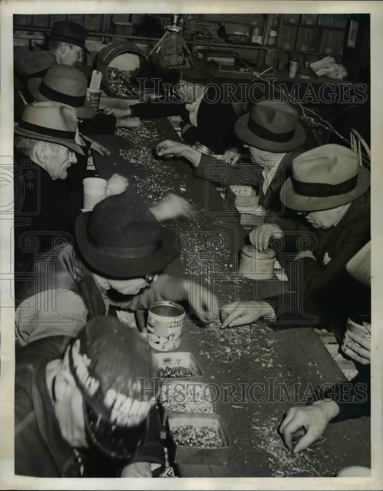 1943 Press Photo Seattle Wash old men sort rivets for aircraft factories - Historic Images