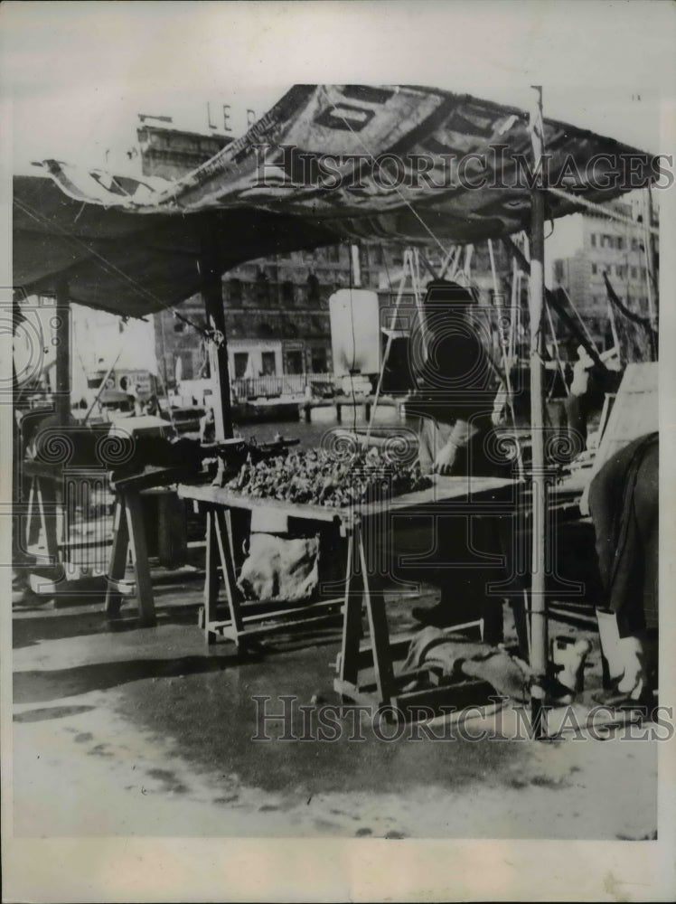 1937 Press Photo Marseilles France sea food market along the docks - Historic Images