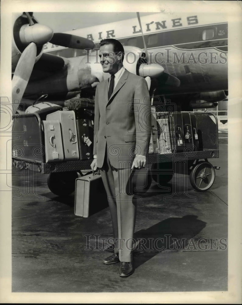 1960 Press Photo Lightweigh men&#39;s suit to prevent wrinkles for travel - Historic Images