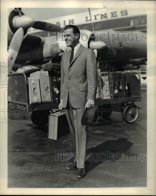 1960 Press Photo Lightweigh men's suit to prevent wrinkles for travel - Historic Images