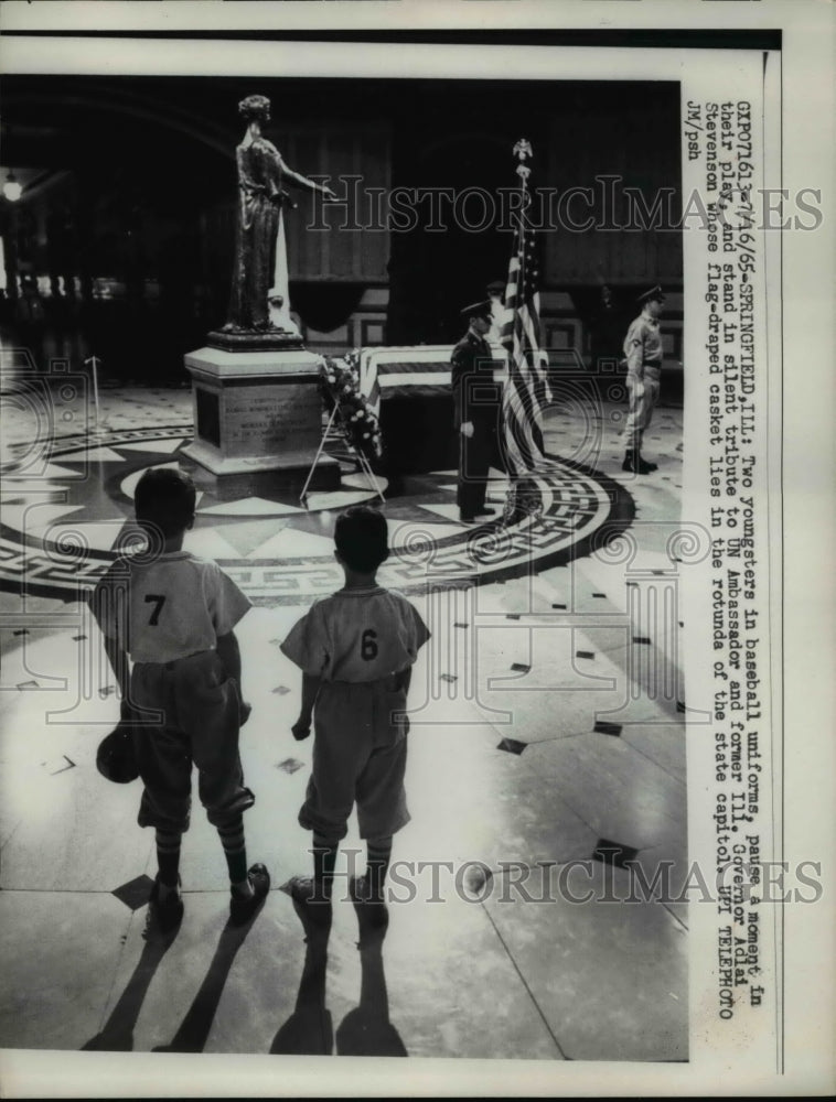 1965 Press Photo Springfield Ill kids at Gov Adlai Stevenson memorial - Historic Images