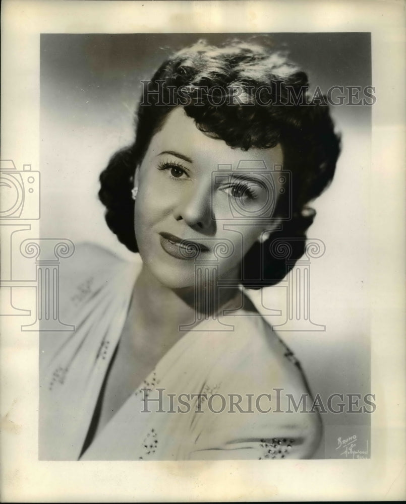 1944 Press Photo Evelyn MacGregor on Walt Time - Historic Images