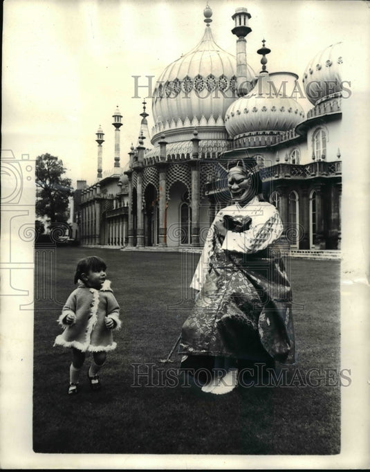 1970 Press Photo Umewaka Makio and Marie-Louise Fulgoney on Royal Pavilion Lawn - Historic Images