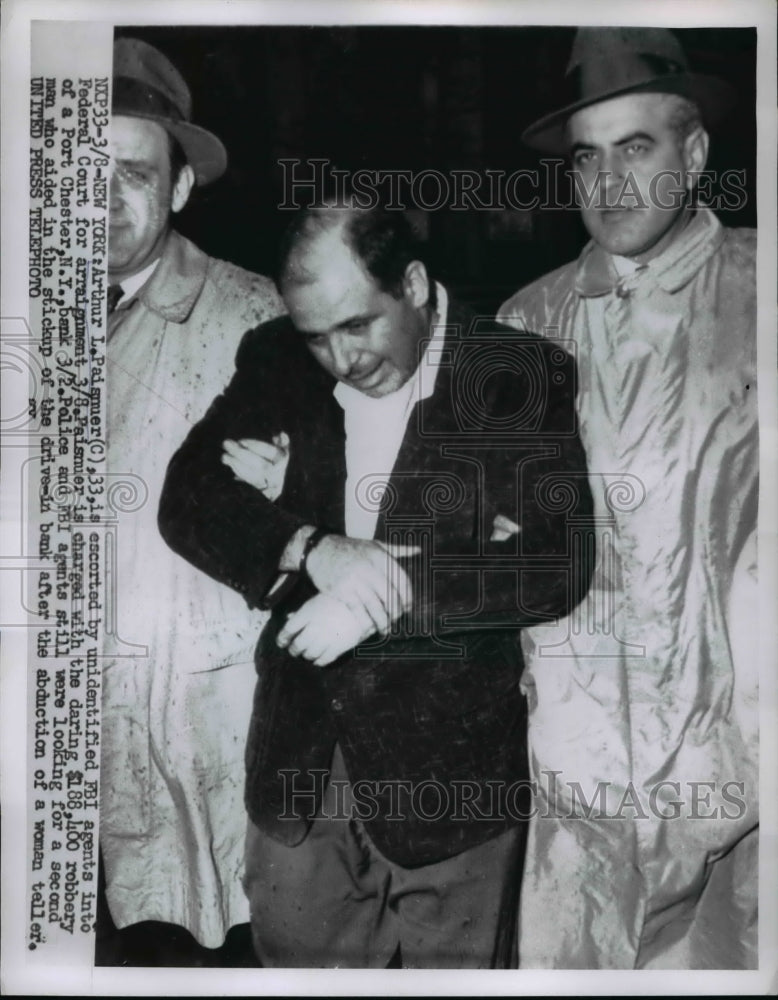 1956 Press Photo Arthur L. Paisnuer escorted into Federal Court for Robbing Bank - Historic Images