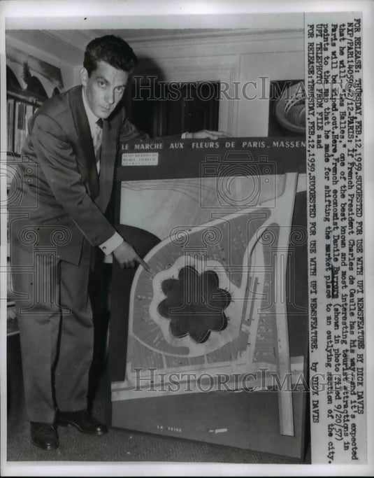 1959 Press Photo French Economist Danile Barrere Points to Paris Map - Historic Images