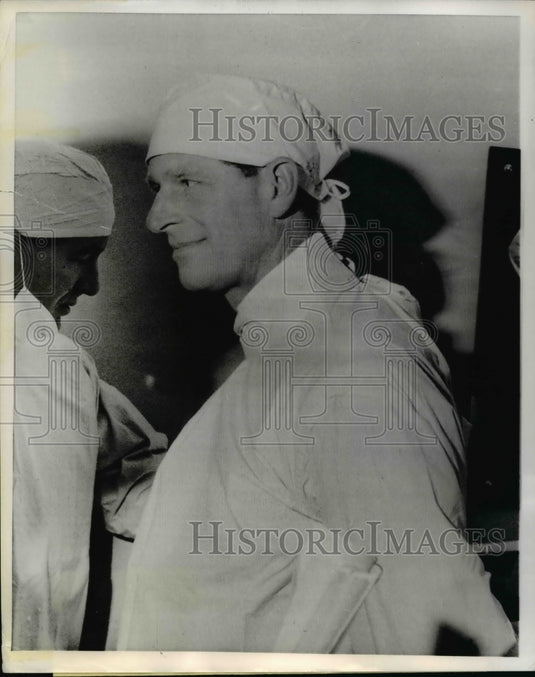 1965 Press Photo Prince Philip in Surgeon Cap & Gown Visits Burn Patients - Historic Images