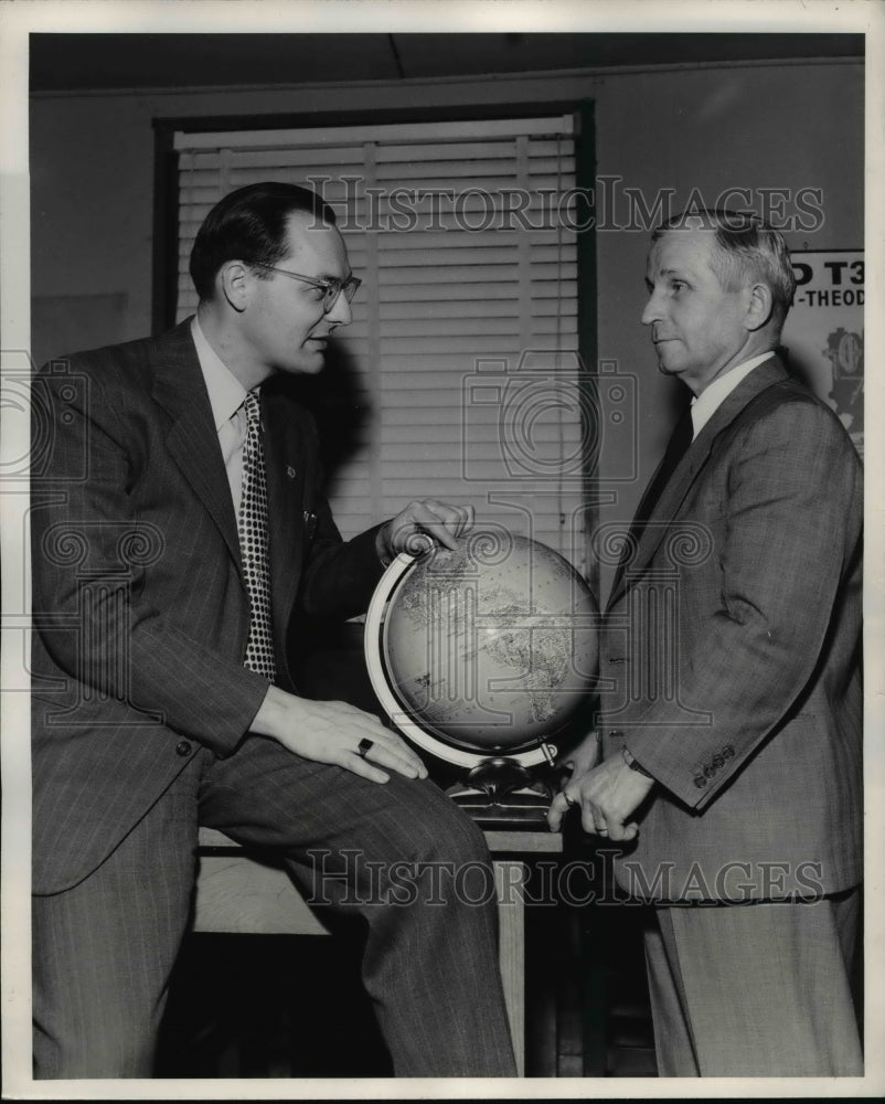 1954 Press Photo of Fredrick J. Doyle (L) and Dr. Weikko A Hieskanen (R) - Historic Images