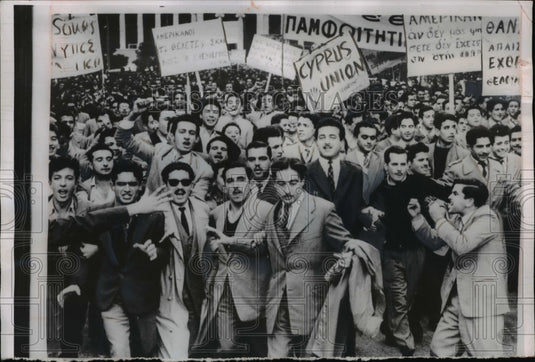 1954 Press Photo Athens Students in Athens shout and march in rioting crowd - Historic Images
