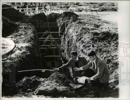 1964 Press Photo Rome Italy technicians measure ditch near Cinecitta the Movie - Historic Images