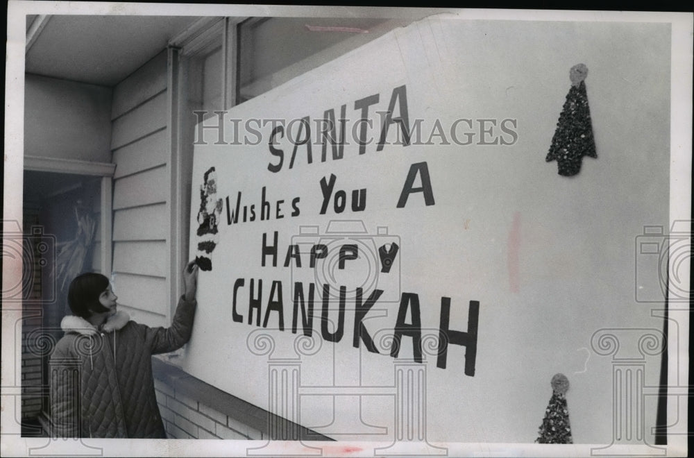 Press Photo Joanne Jicha age 11 at sign for Happy Chanukah - Historic Images