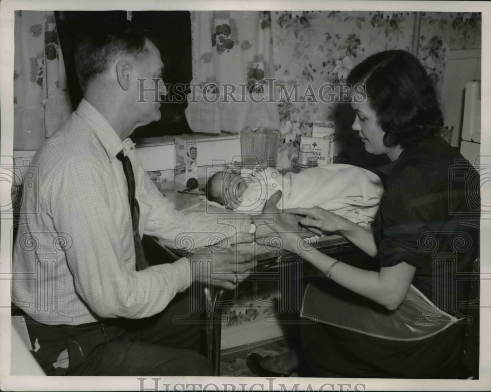 1955 Press Photo Miss Marilyn Miller, registered nurse, giving instructions - Historic Images