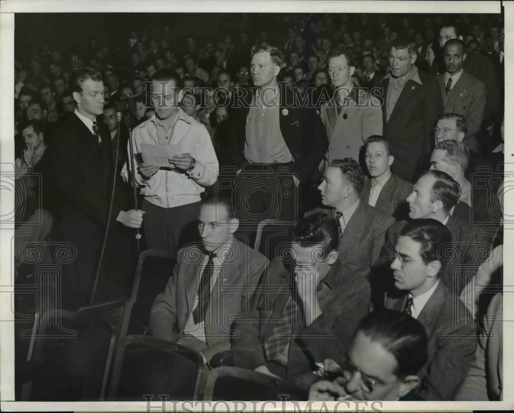 1943 Press Photo Aircraft workers urge crowd off-shift fellow employees - Historic Images