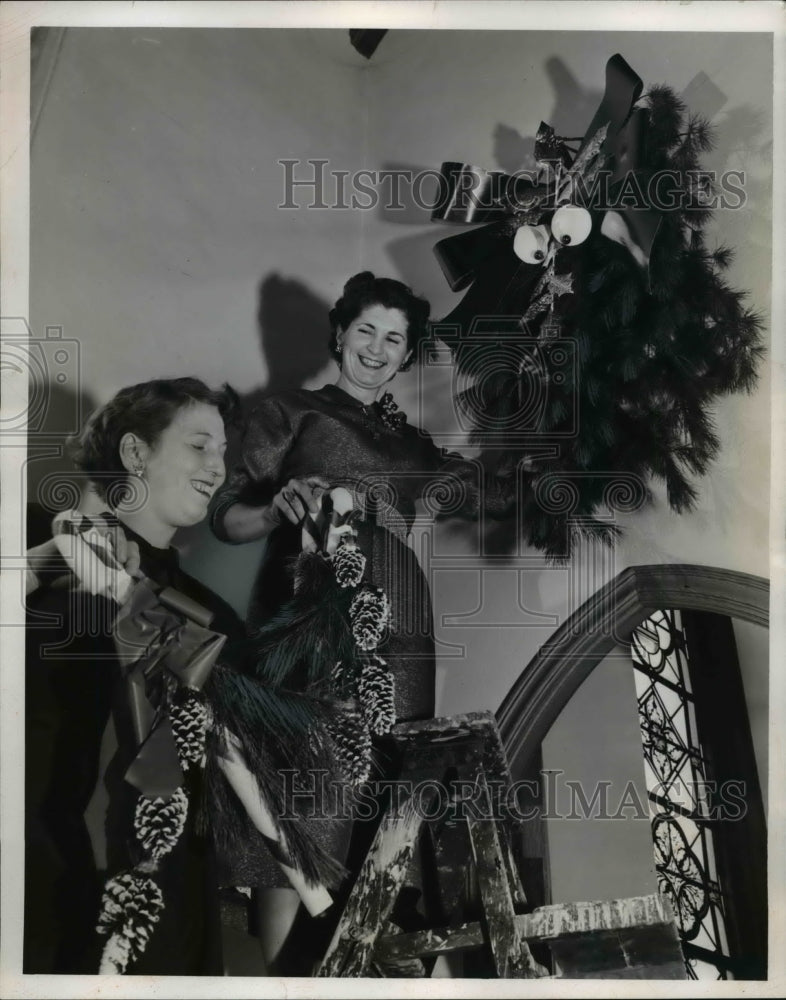 1952 Press Photo Mrs Frank Lauer & Mrs Ray Whitener decorate City Church - Historic Images