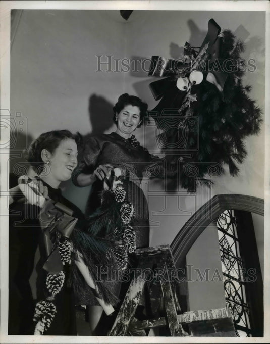 1952 Press Photo Mrs Frank Lauer & Mrs Ray Whitener decorate City Church - Historic Images
