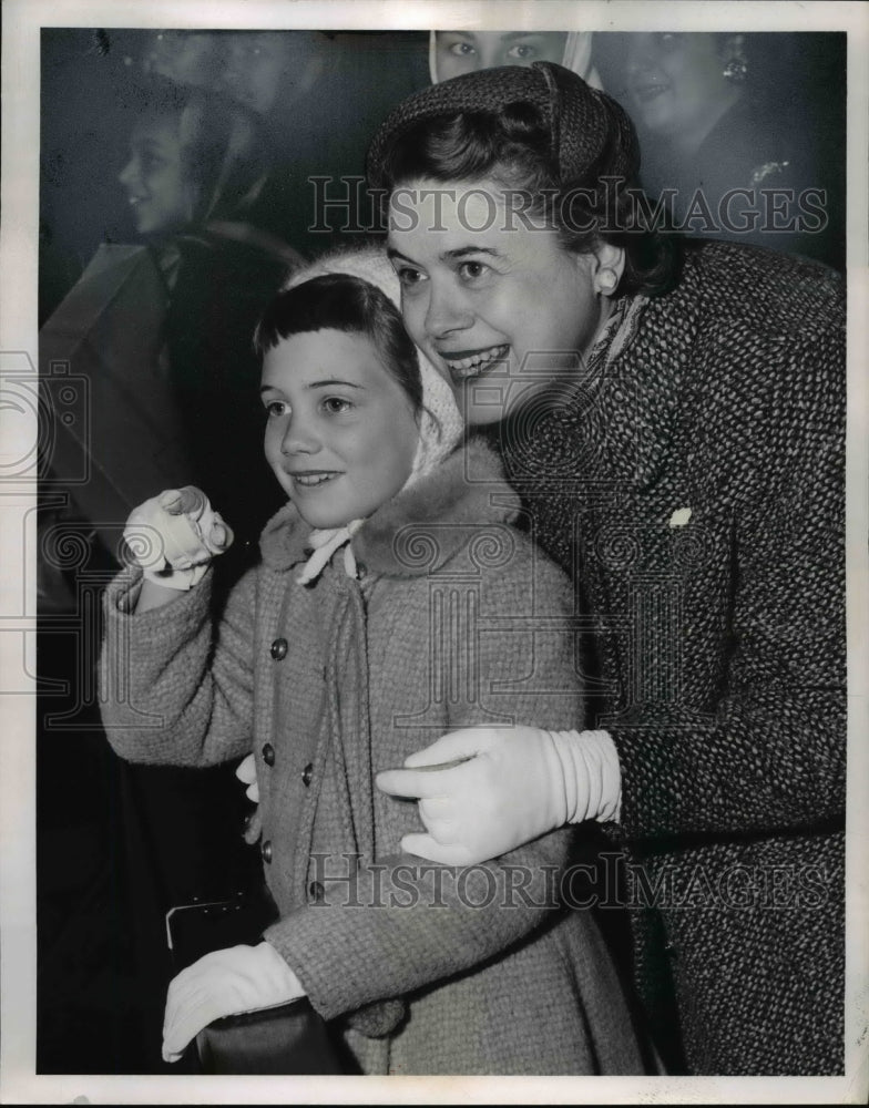 1957 Press Photo Mrs Lester H Lehman &amp; daughter Lois Christmas shopping for Dad - Historic Images