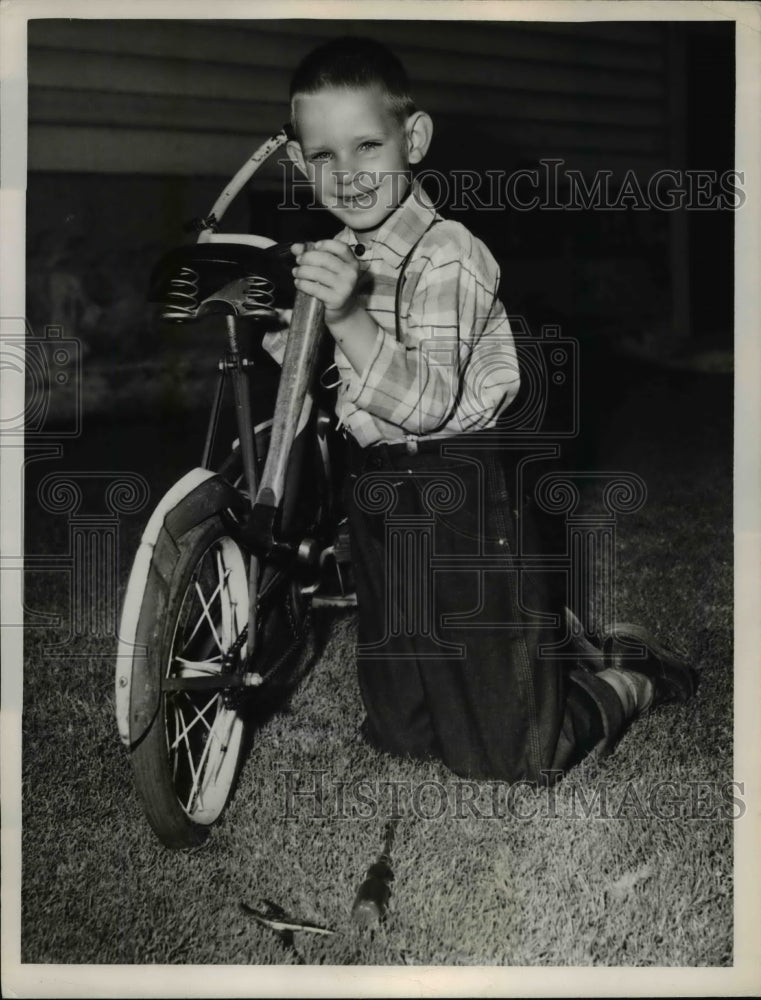 1952 Press Photo Joseph Golombeck fixing bike - Historic Images