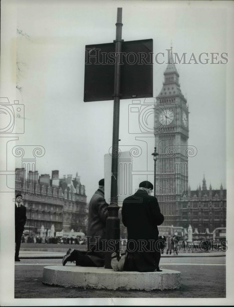 1962 Press Photo Worshippers Pray Facing Parliament House and Big Ben in London - Historic Images