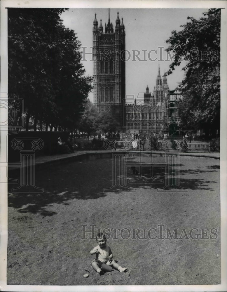 1957 Press Photo Children at Sandpit at Victoria Park London Victoria Tower - Historic Images