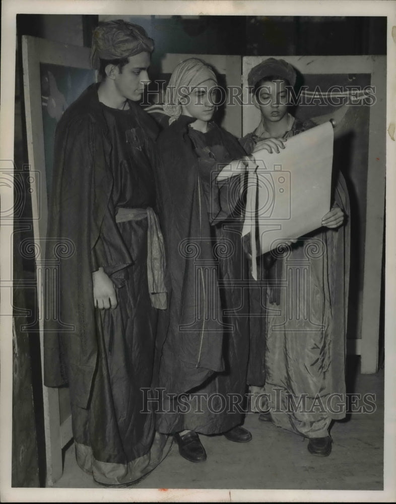 1950 Press Photo The star students, Perry Tsantilas, Bill Tomsic and Jon Streck - Historic Images