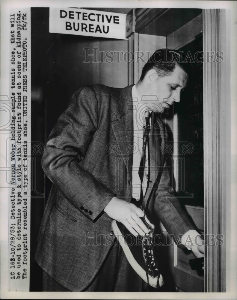 1953 Press Photo Detective Vernon Weber holding a sample tennis shoe - Historic Images