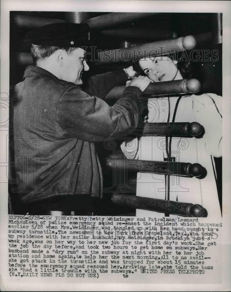 1953 Press Photo Betty Weisinger &amp; Patrolman Leonard Michaelsen reenact incident - Historic Images